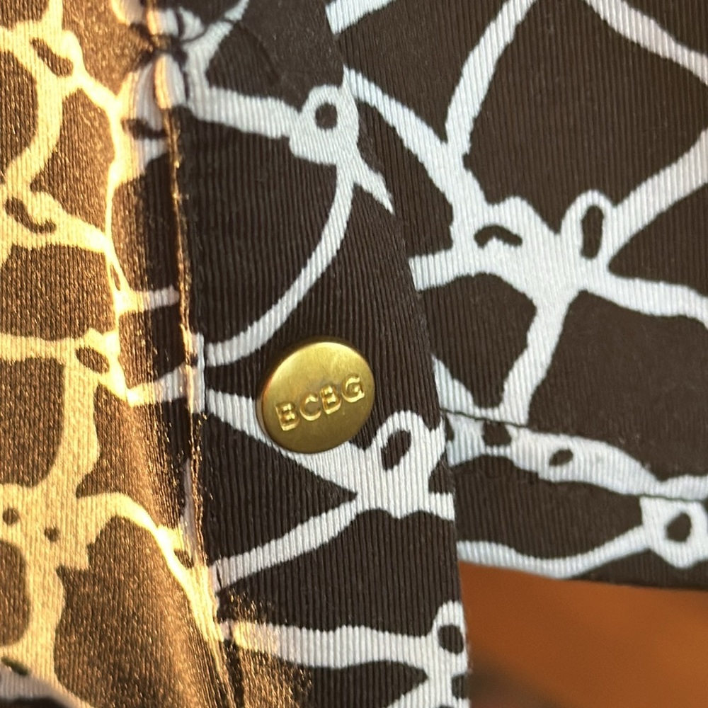 Black & White Printed Long-Sleeve Button-Up Shirt - Picture 8 of 13